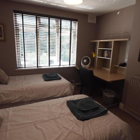 Friendly Home In South London Raynes Park Exterior photo
