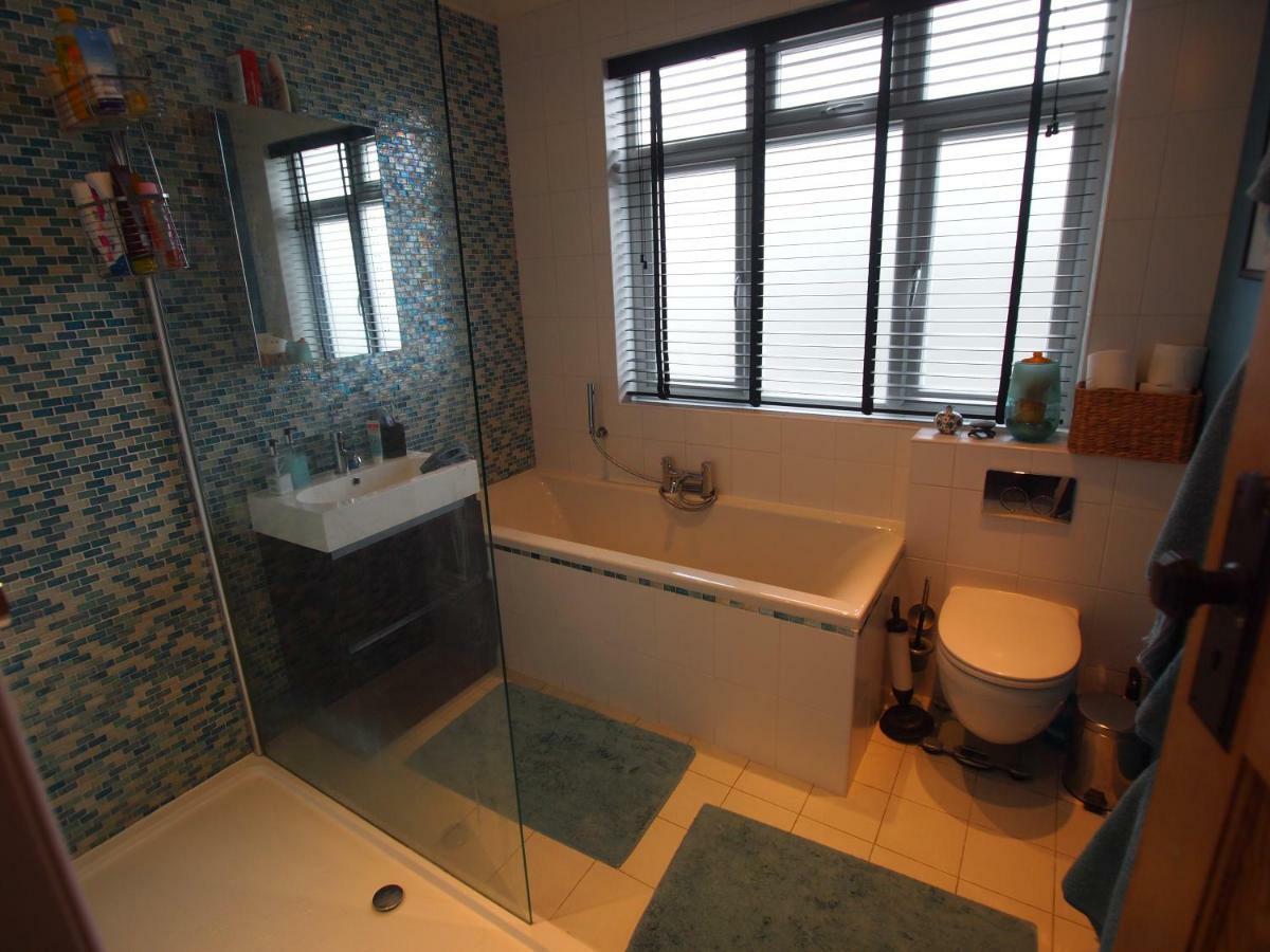 Friendly Home In South London Raynes Park Exterior photo