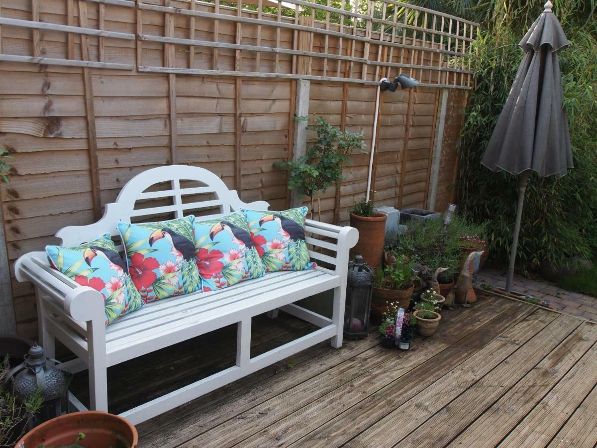 Friendly Home In South London Raynes Park Exterior photo