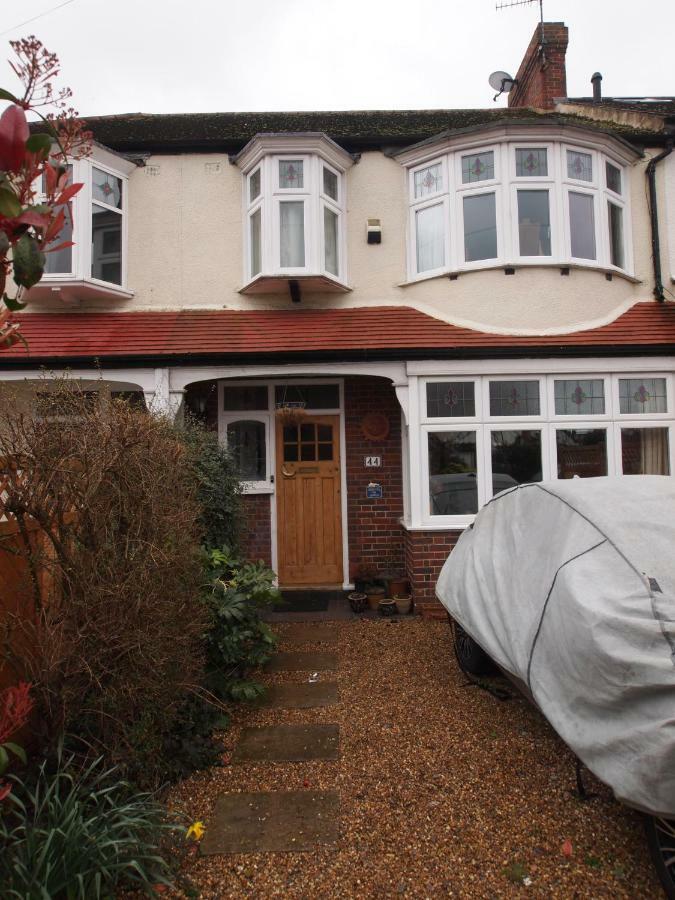 Friendly Home In South London Raynes Park Exterior photo