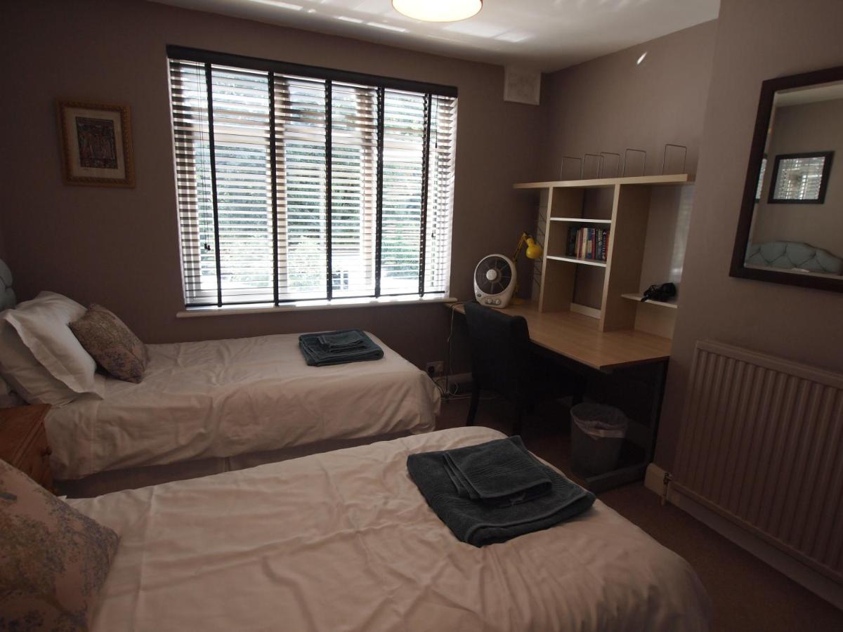 Friendly Home In South London Raynes Park Exterior photo